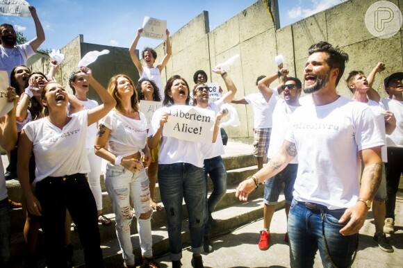 Mario (Bruno Gagliasso) e Lenita (Letícia Spiller) lideram a manifestaçãm em prol da liberdade de Alice (Giovanna Antonelli), presa por causa da morte de João Amaro (Rafael Zulu), na novela "Sol Nascente"