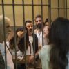 Os manifestantes surpreendem o delegado ao se prenderem na cela, na novela "Sol Nascente"