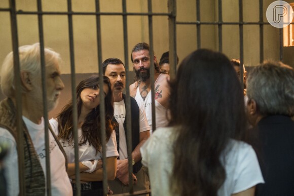 Os manifestantes surpreendem o delegado ao se prenderem na cela, na novela "Sol Nascente"