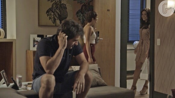 Ao chegar ao em Curitiba, Letícia (Isabella Santoni) flagra traição de Tiago (Humberto Carrão) com Marina (Alice Wegmann), na novela 'A Lei do Amor'