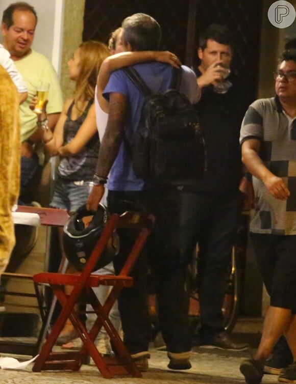 Paolla Oliveira namorou o diretor, Rogério Gomes, em barzinho da Gávea, Zona Sul do Rio de Janeiro, na noite desta segunda-feira, 20 de fevereiro de 2017