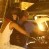 Paolla Oliveira deixou o barzinho na garupa da moto do namorado, Rogério Gomes