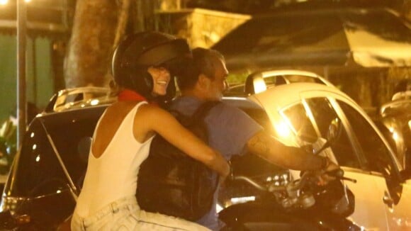 Paolla Oliveira deixa barzinho na garupa da moto do namorado. Veja fotos!