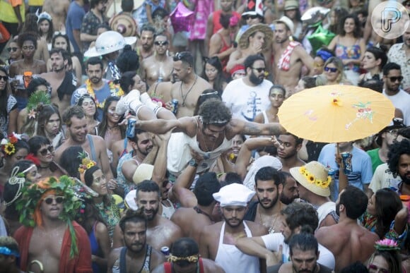 Vestido de mulher, Caio Castro se jogou nos blocos de rua do Rio no domingo, 19 de fevereiro de 2017. No registro, o ator 'voa' no bloco Amigos da Onça, em São Cristovão