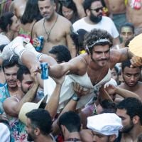 Vestido de mulher, Caio Castro é algemado por 'policial' em bloco de Carnaval