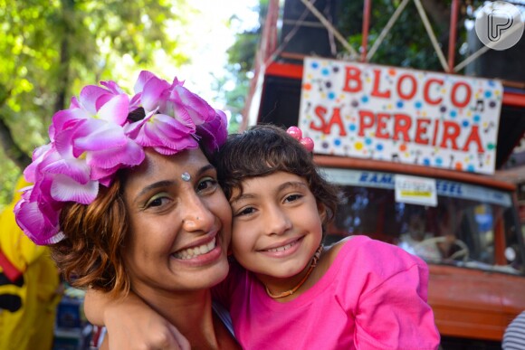 Camila Pitanga levou a filha, Antonia, ao bloco de rua infantil  Sá Pereira, em 18 de fevereiro de 2017