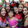 Filha da atriz Camila Pitanga, Antonia curte bloco de rua infantil com amiguinhas