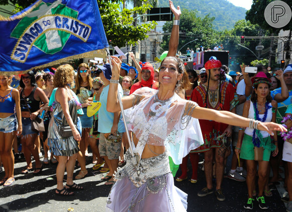 Cynthia Howlett, ex-mulher do ator Eduardo Moscovis, desfila há mais de 15 anos como porta-bandeira do bloco Suvaco de Cristo, um dos mais tradicionais do Rio de Janeiro