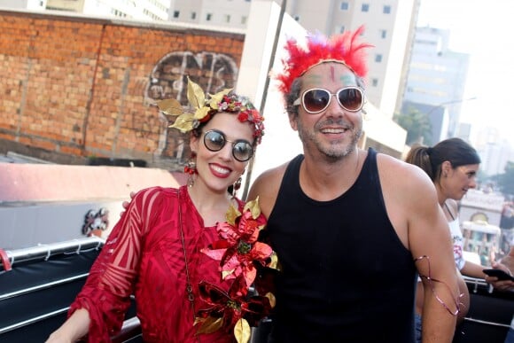 Alexandre Nero e a mulher, Karen Brusttolin, se divertiram no desfile do bloco Acadêmicos do Baixo Augusta, na Região Central de São Paulo, no domingo, 19 de fevereiro de 2017