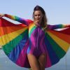 Carolina Dieckamnn usou fantasia de arco-íris usada no Bloco da Preta no domingo, 19 de fevereiro de 2017