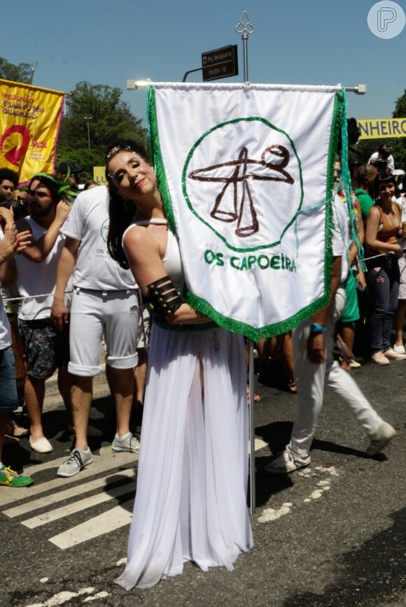 Marisa Orth desfilou como porta-estandarte do bloco Os Capoeira, em São Paulo, no sábado, dia 18 de fevereiro de 2017
