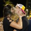 Rafael Cortez trocou beijos com a namorada em cima do trio do Timbalada