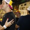Rafael Cortez beija namorada e canta em trio na Bahia nesta terça-feira, dia 21 de fevereiro de 2017