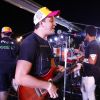 Rafael Cortez solta a voz em cima de trio elétrico em Salvador