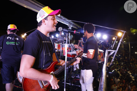 Rafael Cortez solta a voz em cima de trio elétrico em Salvador