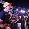 Rafael Cortez beija namorada e canta em trio na Bahia nesta terça-feira, dia 21 de fevereiro de 2017