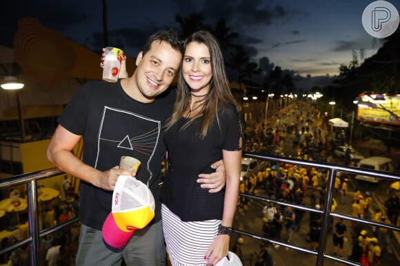 Rafael Cortez posa com a namorada, Adriana, em cima do trio elétrico antes do show da Timbalada