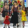 Débora Falabella curte noite de passeio na companhia da filha, Nina, da irmã, Cynthia, e a sobrinha, Lis, em um shopping do Rio de Janeiro, na noite desta terça-feira, 21 de fevereiro de 2017