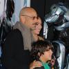 José Padilha lança 'RoboCop' ao lado da mulher e do filho, em Hollywood, em 11 de fevereiro de 2014