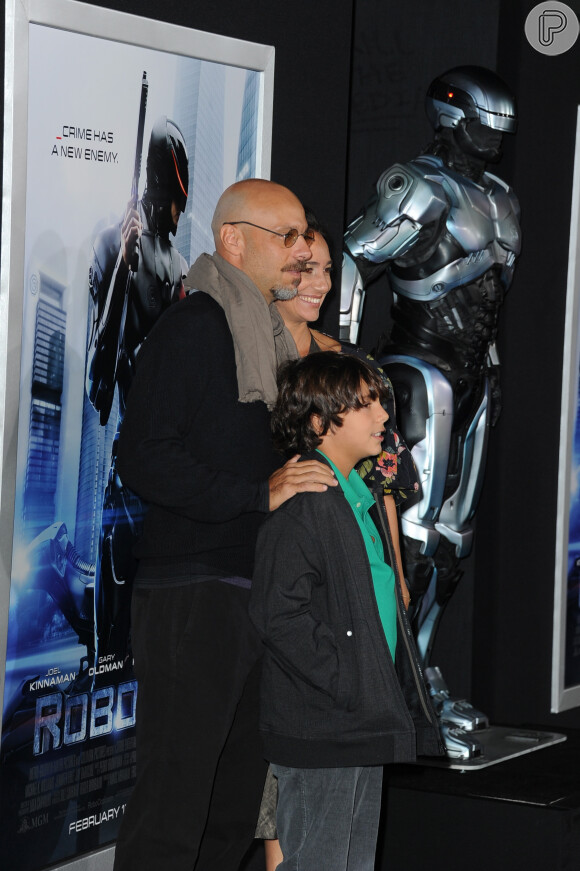 José Padilha lança 'RoboCop' ao lado da mulher e do filho, em Hollywood, em 11 de fevereiro de 2014