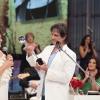 Roberto Carlos recebe troféu das mãos da atriz Regina Duarte