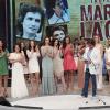 Roberto Carlos posa com atrizes famosas da TV Globo no palco do 'Domingão do Faustão'