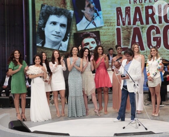 Roberto Carlos posa com atrizes famosas da TV Globo no palco do 'Domingão do Faustão'