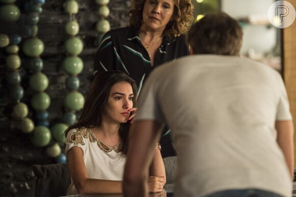 Yasmin (Marina Moschen) conta a Néia (Ana Beatriz Nogueira) e Léo (Rafael Vitti) que está namorando Zac (Nicolas Prattes), na novela 'Rock Story'