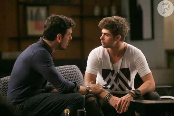 Léo Régis (Rafael Vitti) e Lázaro (João Vicente de Castro) planejam para conseguir afastar Yasmin (Marina Moschen) de Zac (Nicolas Prattes), na novela 'Rock Story'