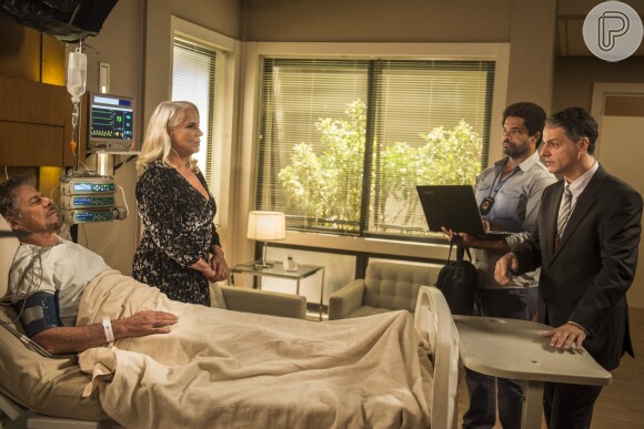 Mág (Vera Holtz) fica nervosa ao ser procurada pelo delegado Celso (Marcelo Várzea) no hospital, na novela 'A Lei do Amor'