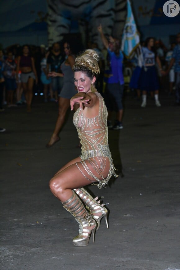 Lívia Andrade deu um show de empolgação no último ensaio da Império da Casa Verde para o Carnaval 2017, na madrugada desta quinta-feira, 23 de fevereiro de 2017