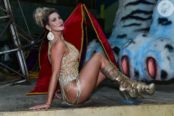 Lívia Andrade se jogou no samba no último ensaio da Império da Casa Verde para o Carnaval 2017, na madrugada desta quinta-feira, 23 de fevereiro de 2017