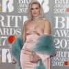 Veja fotos dos looks de Anne-Marie e mais famosas no tapete vermelho do BRIT Awards 2017, em Londres, na Inglaterra, na noite desta quarta-feira, 22 de fevereiro de 2017