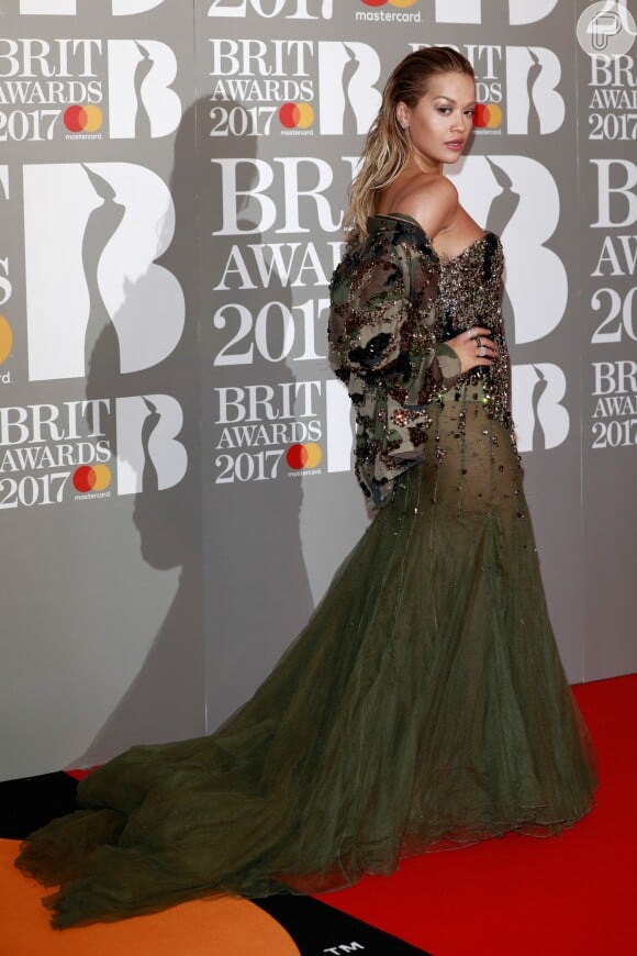 Rita Ora investiu na finalização dos fios molhados para prestigiar o BRIT Awards 2017