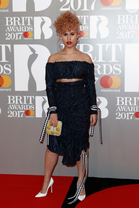 Veja fotos dos looks da cantora Raye e mais famosas no tapete vermelho do BRIT Awards 2017, em Londres, na Inglaterra, na noite desta quarta-feira, 22 de fevereiro de 2017
