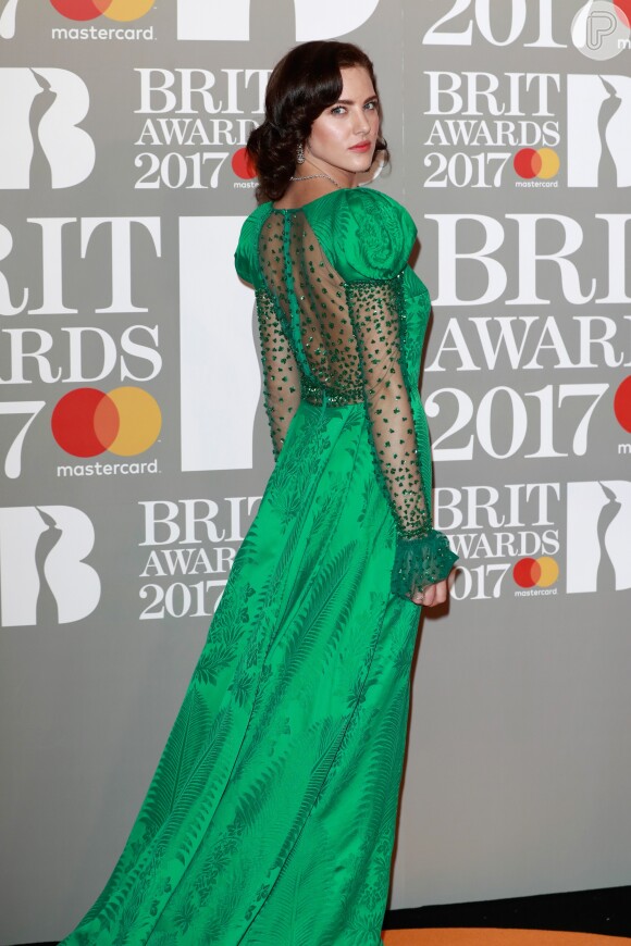 Veja fotos dos looks de Eliza Cummings e mais famosas no tapete vermelho do BRIT Awards 2017, em Londres, na Inglaterra, na noite desta quarta-feira, 22 de fevereiro de 2017