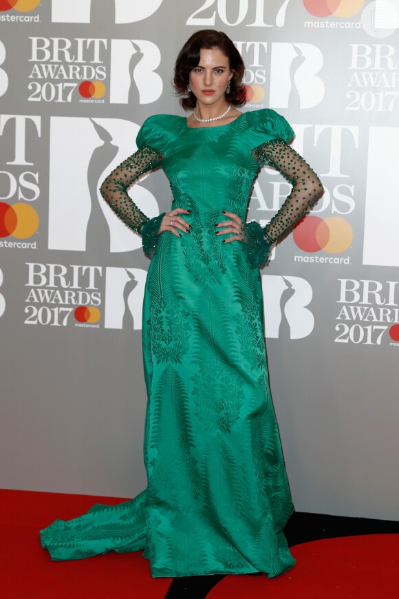 Eliza Cummings de Giles Deacon, alta-costura inverno 2016, no BRIT Awards 2017, em Londres, na Inglaterra, na noite desta quarta-feira, 22 de fevereiro de 2017