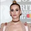 Katy Perry apostou na tendência dos coques altos e voltou a exibir os cabelos loiros no tapete vermelho do BRIT Awards 2017, em Londres, na Inglaterra, na noite desta quarta-feira, 22 de fevereiro de 2017