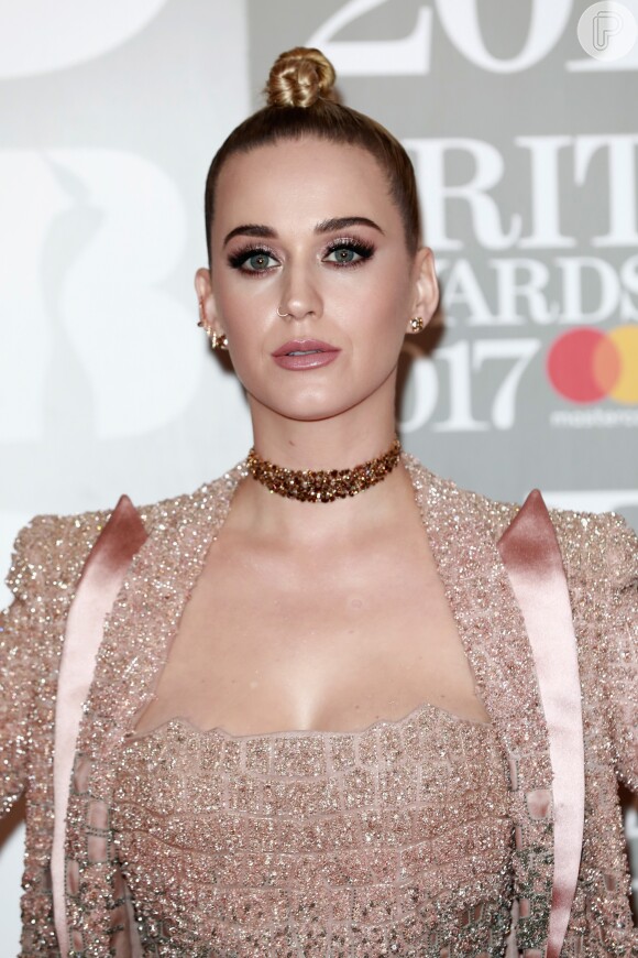Katy Perry apostou na tendência dos coques altos e voltou a exibir os cabelos loiros no tapete vermelho do BRIT Awards 2017, em Londres, na Inglaterra, na noite desta quarta-feira, 22 de fevereiro de 2017