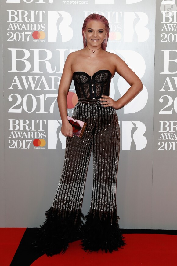 Veja fotos dos looks de Louisa Johnson e mais famosas no tapete vermelho do BRIT Awards 2017, em Londres, na Inglaterra, na noite desta quarta-feira, 22 de fevereiro de 2017