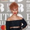 Veja fotos dos looks da cantora Raye e mais famosas no tapete vermelho do BRIT Awards 2017, em Londres, na Inglaterra, na noite desta quarta-feira, 22 de fevereiro de 2017