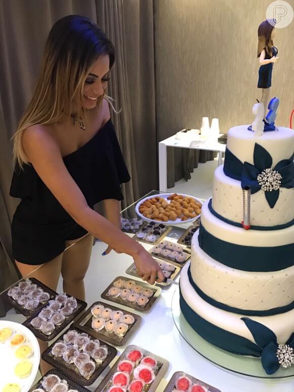 Lexa ganhou bolo de cinco andares de R$ 3 mil para comemorar seus 22 anos