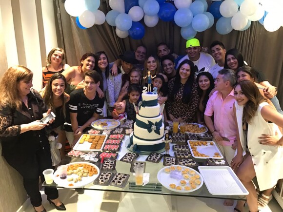 Lexa recebeu a família, os amigos e o noivo, MC Guimê, na sua festa de 22 anos