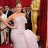 Jennifer Lopez teve suas curvas ainda mais acentuadas com um vestido Giorgio Armani Privé, no Oscar de 2010