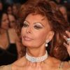 Sophia Loren usou brincos e gargantilha de pérolas no Oscar de 2009