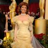 A atriz italiana Sophia Loren parece ter se inspirado na personagem Bela, de 'A Bela e a Fera' ao usar um vestido dourado repleto de babados no Oscar de 2009