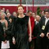 A atriz britânica Tilda Swinton se cobriu de veludo negro em um vestido Lavin no Oscar de 2008