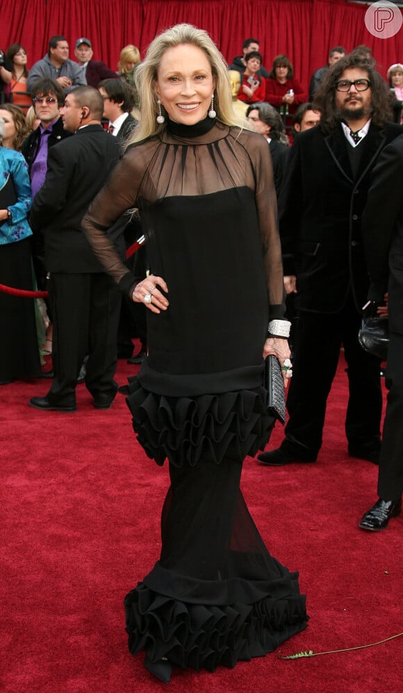 A atriz norte-americana Faye Dunaway usou um pretinho nada básico com transparências e babados no Oscar de 2007