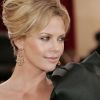Detalhe do laço de Charlize Theron no Oscar de 2006