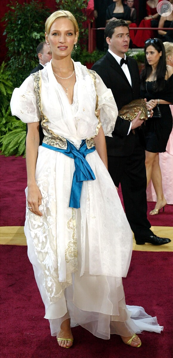A atriz norte-americana Uma Thurman escolheu um estranho vestido claro com camadas para a premiação de 2004